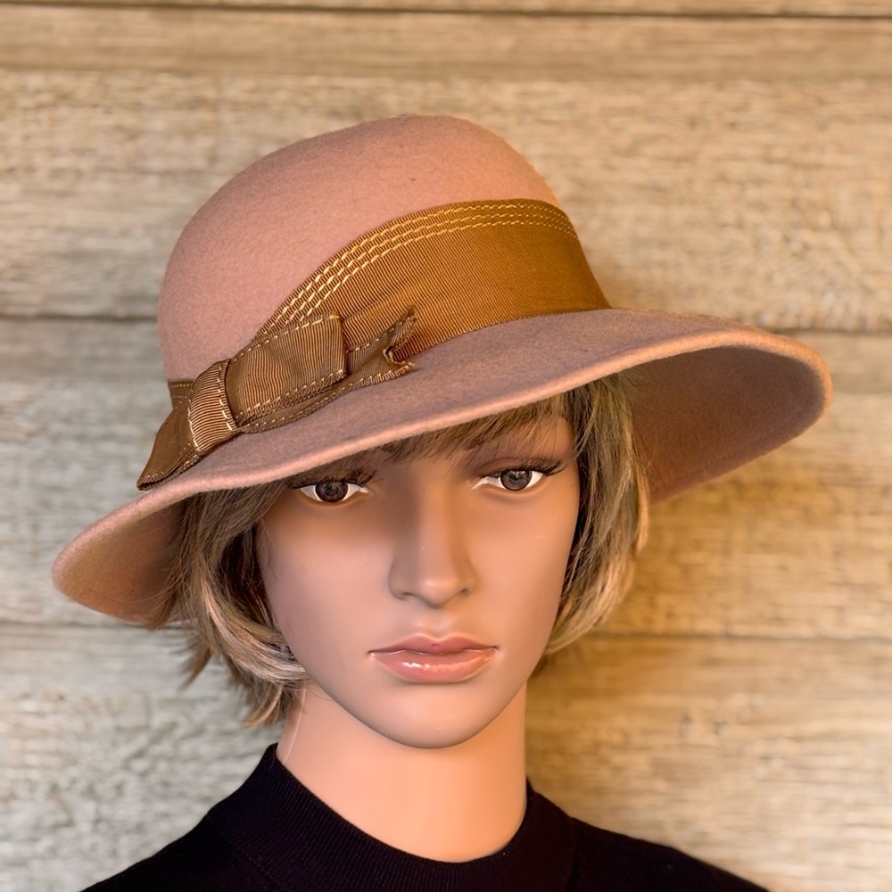 Vintage Boutique Kates Canada Feutre Mouchoir
Felt Cloche Wide Brim Hat